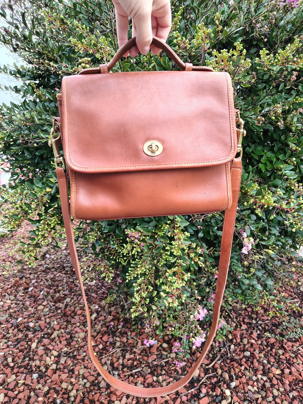 (Pre-1994) Vintage USA Coach Court Bag 9870 British Tan Leather Crossbody